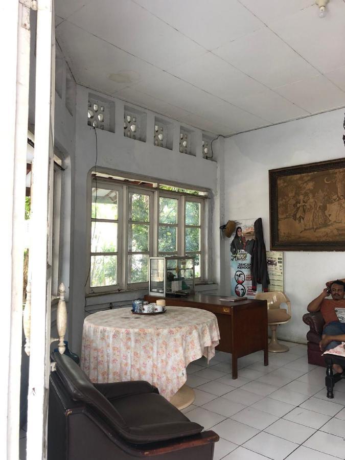 Oyo 90865 Hotel Kusuma Purwakarta Karawang Exterior foto